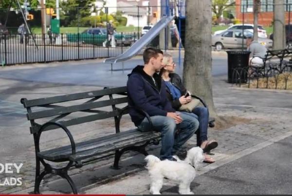 بالفيديو: شاب يخطف الأطفال من أمهاتهم ليعلمنا درساً مهماً