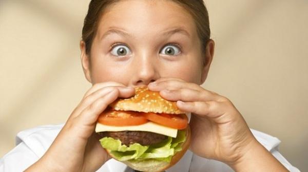 دراسة: عصبية الآباء تسبب البدانة المفرطة للأطفال