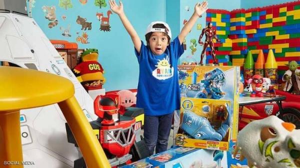 طفل في الثامنة من عمره يجني 22 مليون دولار عبر يوتيوب