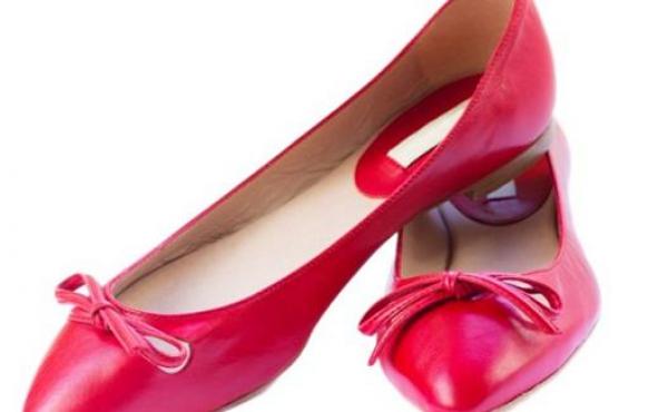 الأحذية المسطحة الخيار الأنسب لعلاج آلام الظهر