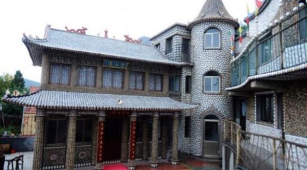 صيني يمضي عامين ليغطي منزله بالأصداف