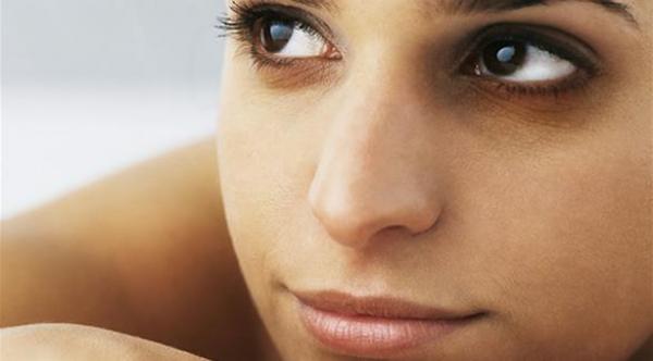4 خطوات لتخفيف هالات العين السوداء
