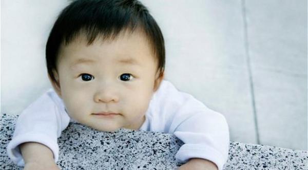 صينيان يبيعان طفلتهما عبر الإنترنت لشراء آي فون