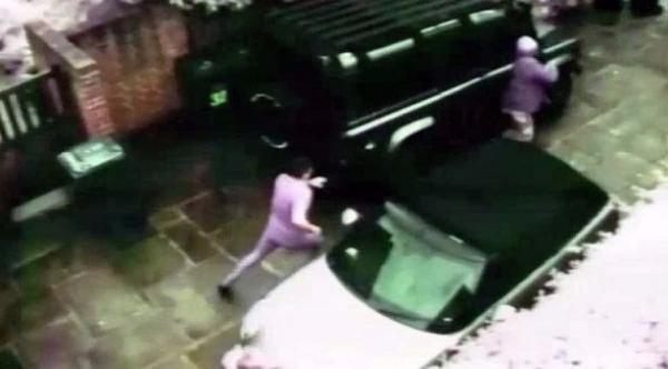 بالفيديو: طفل يرهب لصوصاً هاجموا والدته بهدف السرقة