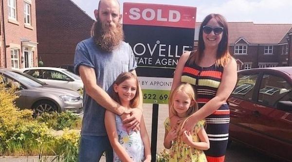 يبيعان منزلهما لاصطحاب طفلتيهما في رحلة تثقيفية حول العالم