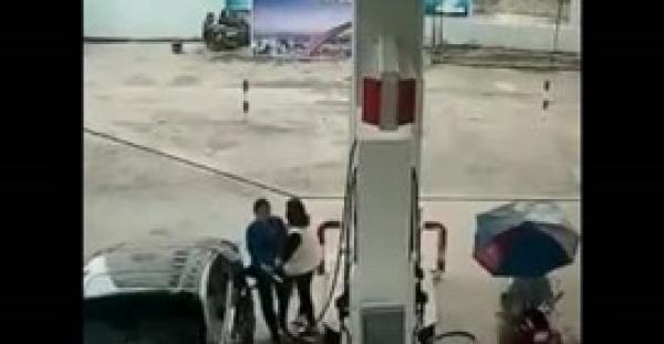 بالفيديو.. لص بدراجة نارية  سرق حقيبة فتاة فلقي جزاءه أثناء فراره