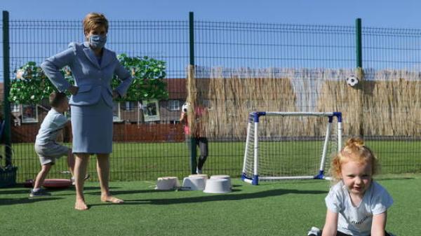 طفلة صغيرة "تسطو" على حذاء رئيسة وزراء أسكتلندا في واقعة طريفة