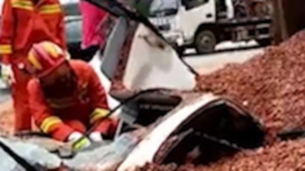 بالفيديو: ينجو من الموت تحت الركام بفضل حشد من المارة