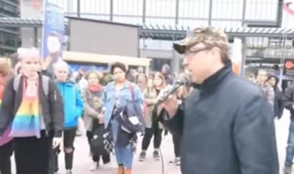 مزق القرآن.. رئيس حزب يميني متطرف بفنلندا يستفز المسلمين في رمضان