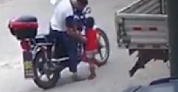 لحظة اختطاف فتاة من أمام والدها (فيديو)