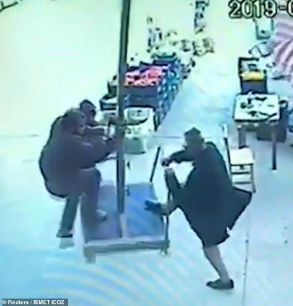 رياح شديدة تطير رجلا في الهواء حاول تثبيت مظلة (فيديو  )