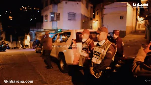أمن تطوان يحاصر مخالفي حالة الطوارئ في الشوارع واﻷحياء الشعبية
