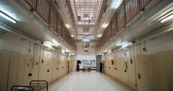 سجين إسباني سابق يكشف الفضائح التي عاينها بسجن طنجة: رشوة..فساد..قذارة