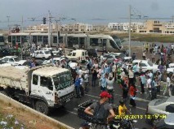 معطلون يشلون حركة السير الرابطة بين الرباط وسلا