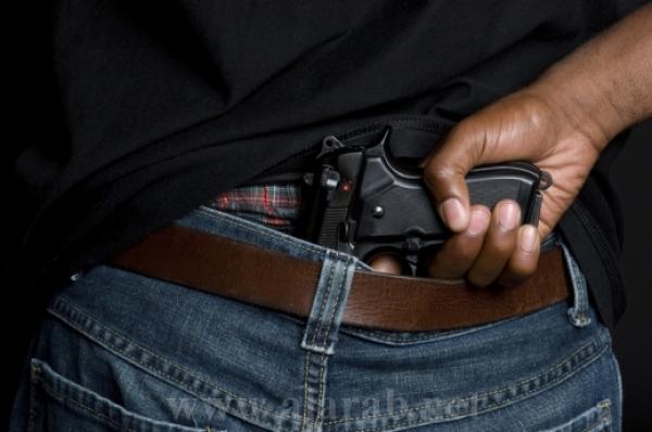 خطير...مفتش شرطة "سكران" يلجأ إلى مسدسه بعد شجار شخصي مع غريمه ومديرية "الحموشي" تدخل على الخط