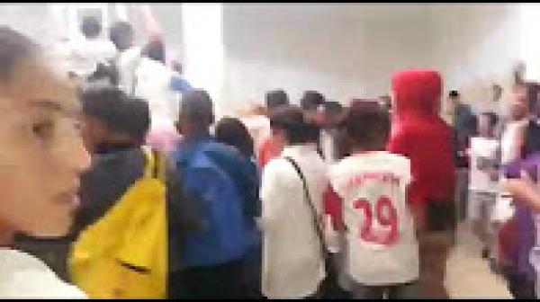 تلاميذ غاضبون بسبب وفاة زميلهم يقتحمون مستشفى زاوية الشيخ ويحتجون