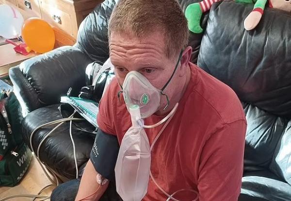 مناهض للتلقيح يحتفل بنجاته من الموت بأعجوبة من عدوى كورونا