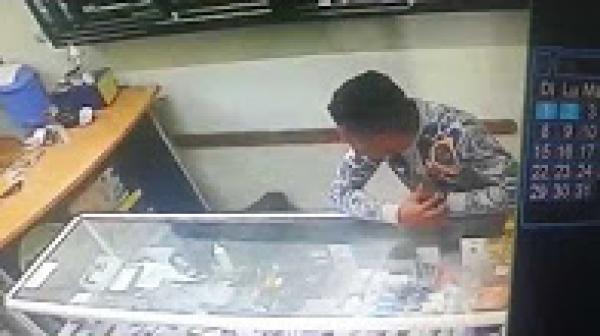 شاهدوا كيف سرق هذا اللص هاتفين