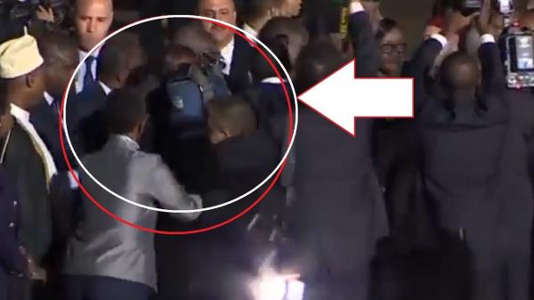 مصور صحفي متهور كاد يسقط أرضا أمام أنظار الملك لولا التدخل السريع للحرس الشخصي