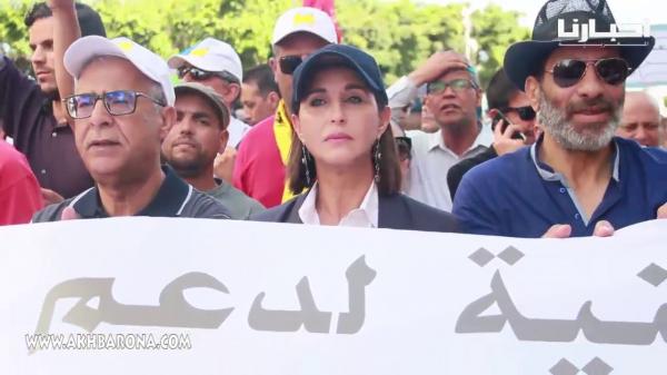 مشاهد قوية من مسيرة الرباط المتضامنة مع معتقلي الريف ..غياب الأعلام الوطنية وحضور قوي للأمازيغية