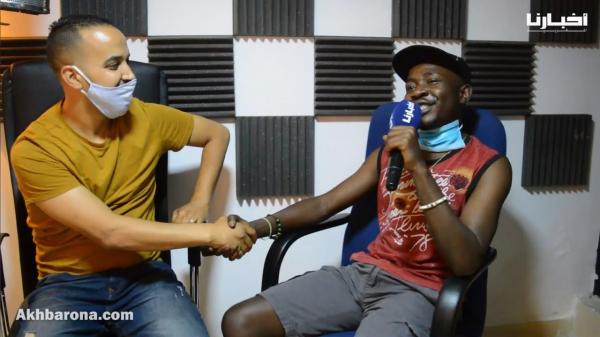 أبوبكر صديق المغاربة يستعد لإطلاق أغنية حول نبذ "العنصرية"