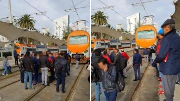 مُسافرون يحتجون بطريقة مثيرة على تأخر القطارات ومكتب لخليع يخرج بهذا البلاغ