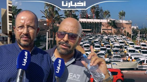 احتجاج سائقي سيارات الأجرة بأكادير على مسؤولي القطاع