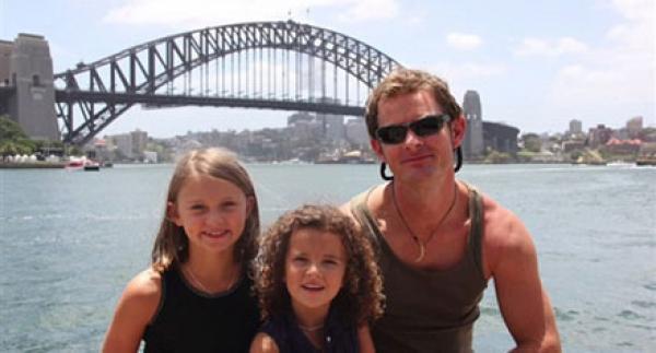 بالصور .. أب يعطل بناته عن «الدراسة» من أجل القيام برحلة حول العالم