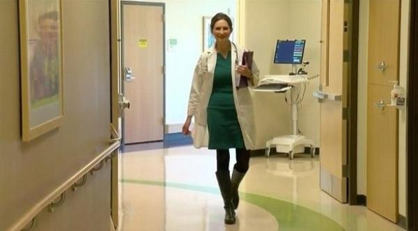 تصبح طبيبة في نفس المستشفى الذي عالجها من سرطان العظام