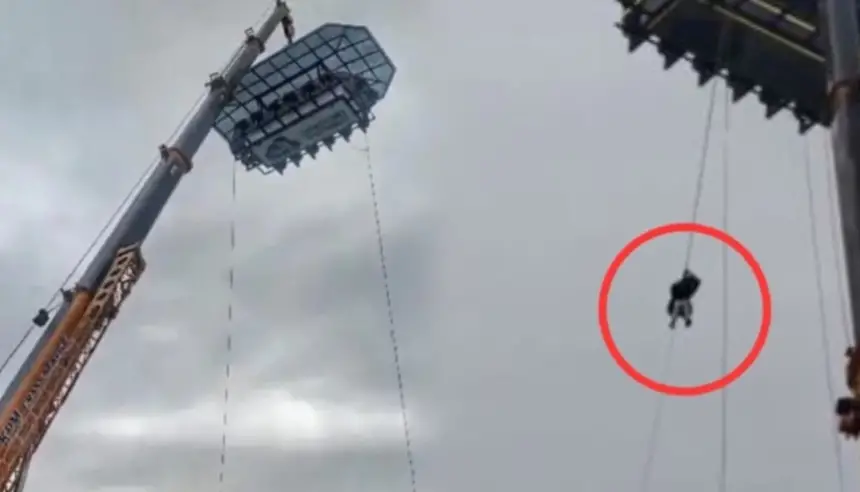 عائلة تعيش لحظات رعب معلّقة في السماء بعد تعطل مطعم هوائي