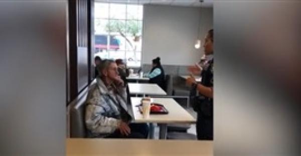 طرد مشرد من مطعم ماكدونالدز يثير غضب مواقع التواصل (فيديو )