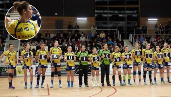 النجمة التونسية "نسرين دولة " تتحدى الفرنسيين و ترفض رفع شعار "أنا شارلي"