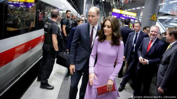 الأمير وليام وعقيلته يفاجئان ركاب قطار سريع في ألمانيا