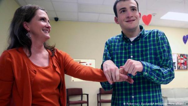 متلازمة أنجلمان: خلل جيني يتسبب باضطرابات جسدية وسلوكية ولغوية