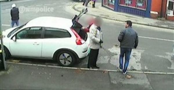 بالفيديو والصور.. لصان يسرقان محفظة عجوز في وضح النهار