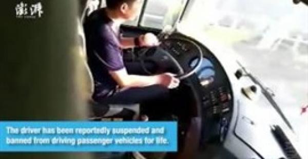 بالفيديو.. سائق حافلة يقشر تفاحة أثناء القيادة