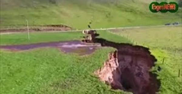 ظهور تصدع أرضي بمزرعة في نيوزيلاندا (فيديو)