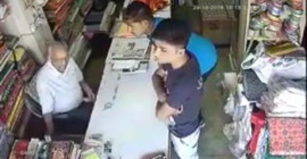 بالفيديو.. مراهقان يخدعان بائعا «عجوز» ويسرقانه بطريقة ماكرة