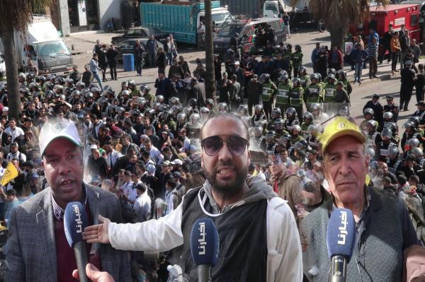 ‫آلاف الأساتذة المتعاقدين يرجعون للشارع ويطالبون بإدماجهم في الوظيفة العمومية