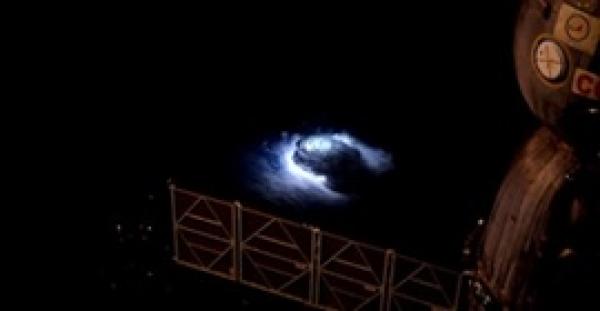 بالفيديو.. ظهور سحابة غريبة مجهولة المصدر في الفضاء