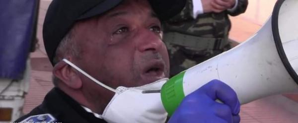 رجل شرطة يبكي بحرقة وهو يستجدي الأسر لالتزام تدابير الحجر الصحي