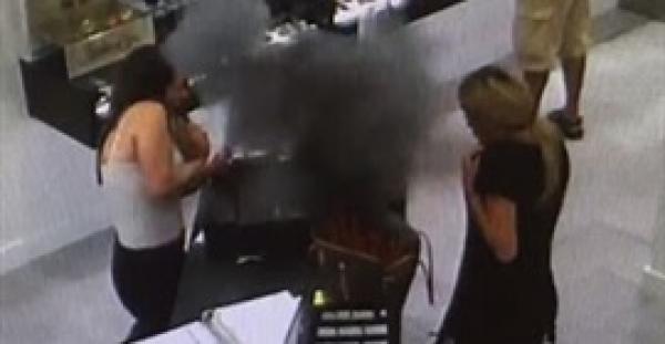 بالفيديو.. لحظة انفجار سيجارة إلكترونية داخل حقيبة امرأة