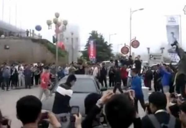 بالفيديو ...سيارة فخمة من طراز مازيراتي تتحطم امام الجمهور