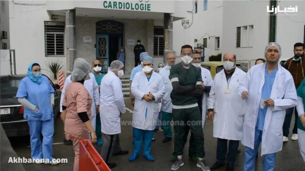 أطباء و ممرضو مستشفى سانية الرمل بتطوان يعلنون أول حالة شفاء من فيروس كورونا المستجد بالمدينة