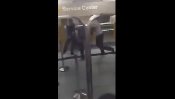 مسلم يقاتل رجال الشرطة بعد انتزاعهم نقاب زوجته