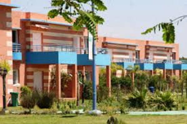 مندوب إقليمي للصحة وقائد "دَارُو لِيدِينْ" أمام مواطنين