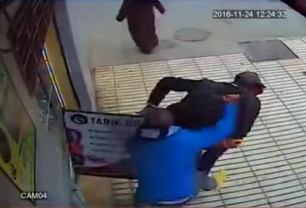 شاهد .. عملية القاء القبض على لص كان يحاول سرقة محل لبيع الهوتف نقالة