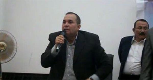 بالفيديو..محافظ الإسماعيلية المصري مشيرا بـ "أصبعه الأوسط" للمواطنين: "نجيب لكم فلوس منين"