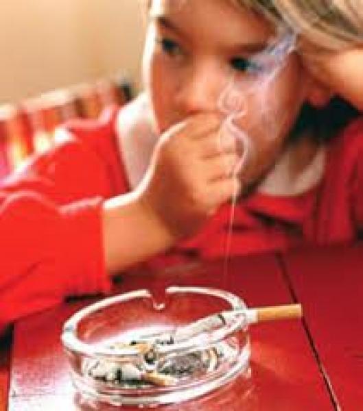 الأب المدخن يزيد احتمالات إصابة أبنائه بالسرطان 