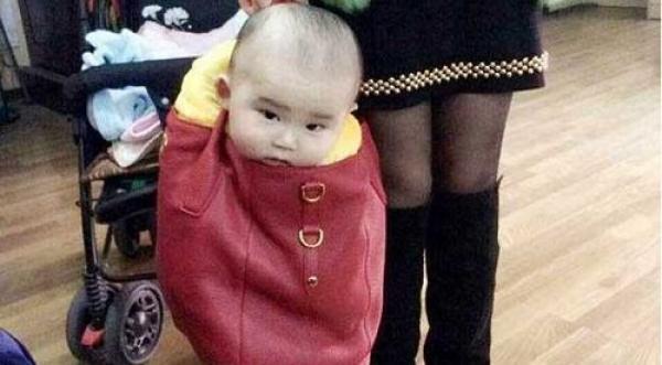 حمل الرضيع في " حقيبة اليد " .. آخر صيحات الموضة في الصين